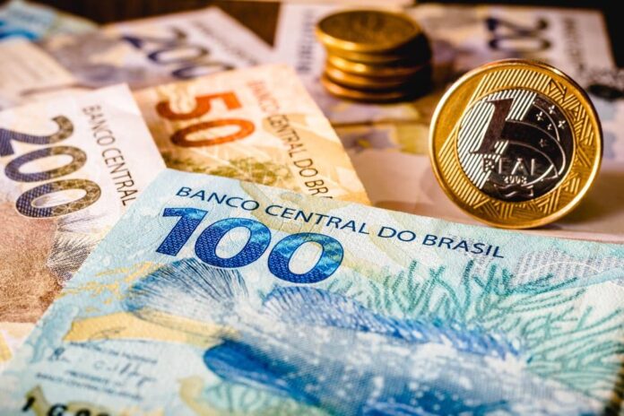 Entenda o motivo do real brasileiro ser a moeda que mais desvalorizou em abril – Confira os impactos econômicos