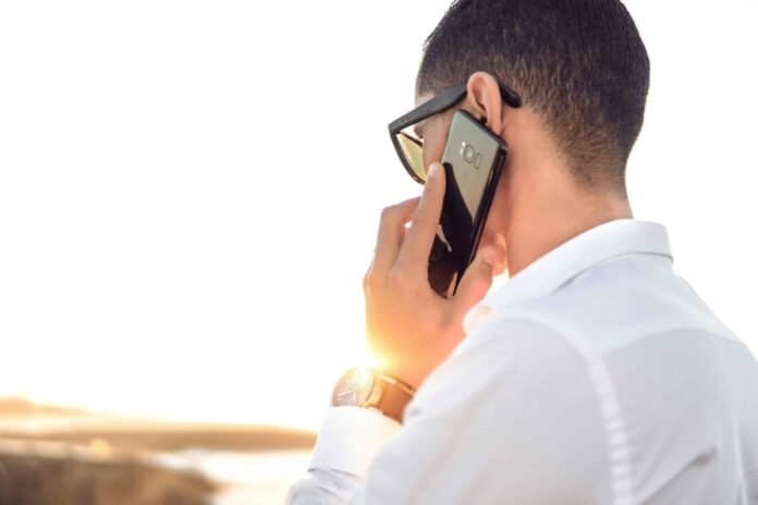 A relação entre pressão alta e o uso do celular é alvo de estudo, discorrendo sobre chamadas telefônicas e problemas cardiovasculares.
